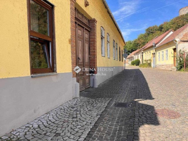 Eladó családi ház, Esztergomban 198.499 M Ft, 8 szobás