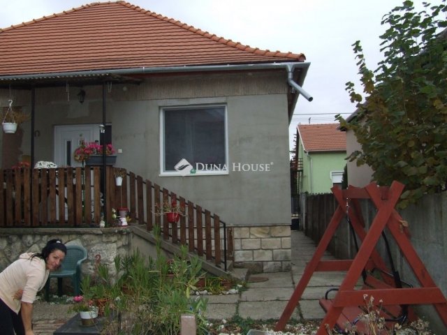 Eladó családi ház, Esztergomban 82 M Ft, 5 szobás