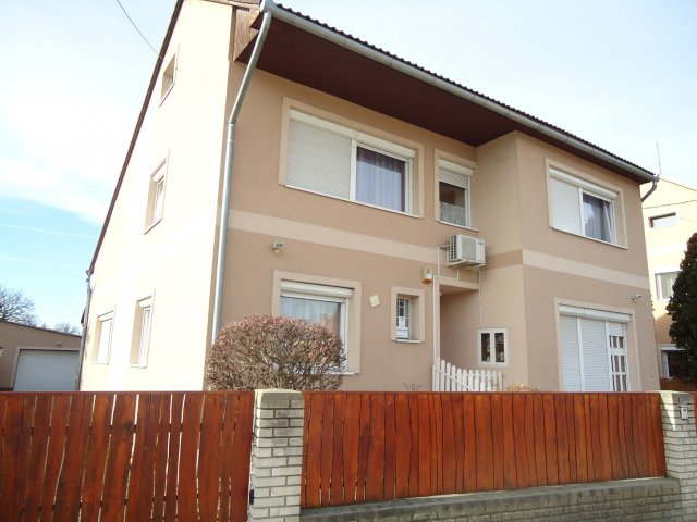 Kiadó családi ház, albérlet, Pápán 280 E Ft / hó, 1+4 szobás
