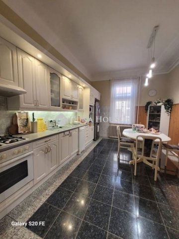 Eladó családi ház, Vecsésen 199 M Ft, 5 szobás