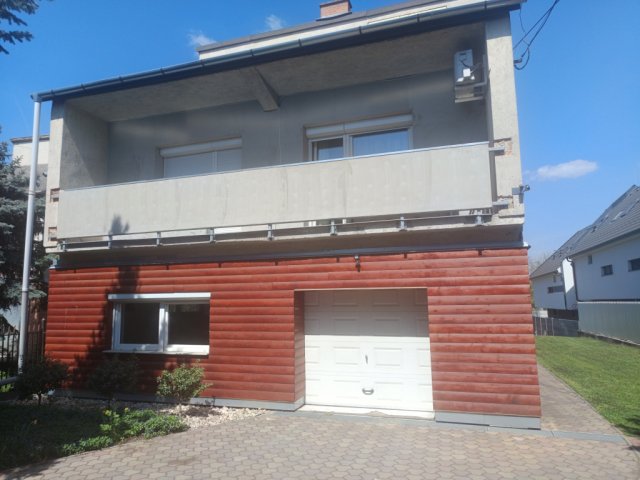 Eladó családi ház, Székesfehérvárott 160 M Ft, 10 szobás
