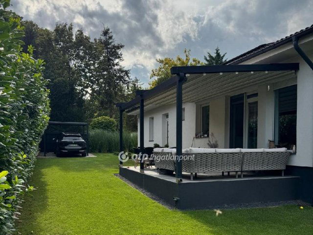 Eladó családi ház, Balatonföldváron 247 M Ft, 6 szobás