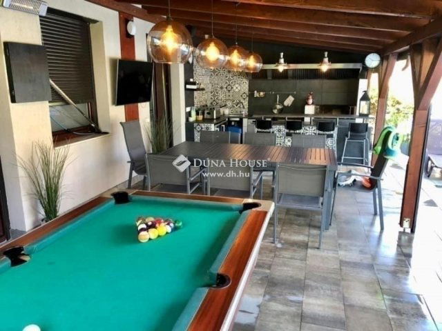 Eladó családi ház, Vecsésen 245 M Ft, 5 szobás