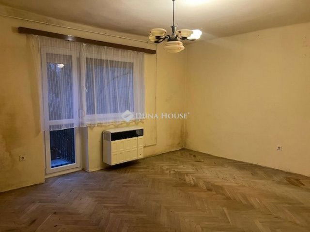 Eladó téglalakás, Komlón 18.5 M Ft, 2 szobás