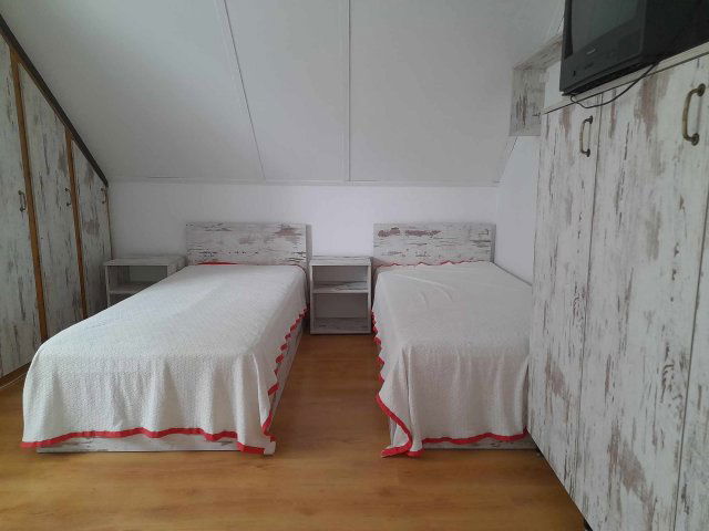 Kiadó családi ház, albérlet, Pécsett 350 E Ft / hó, 4 szobás