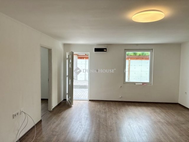 Eladó téglalakás, Szentlőrinckátán 34.999 M Ft, 4 szobás