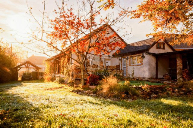 Eladó családi ház, Siófokon 98 M Ft, 5 szobás