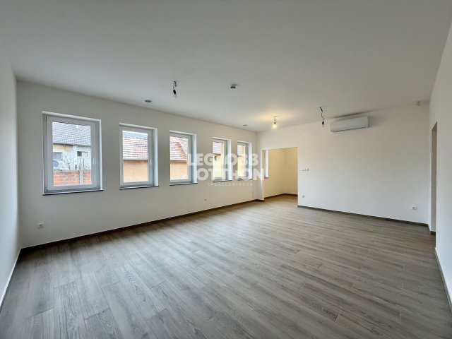 Eladó téglalakás, Cegléden 108.6 M Ft, 3 szobás