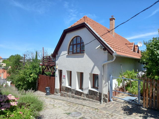 Eladó családi ház, Esztergomban 89.5 M Ft, 5 szobás