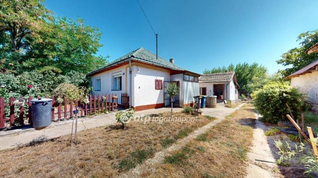 Eladó családi ház, Nagyhalászban 18 M Ft, 2 szobás