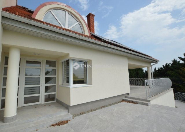 Eladó családi ház, Velencén 259 M Ft, 6 szobás