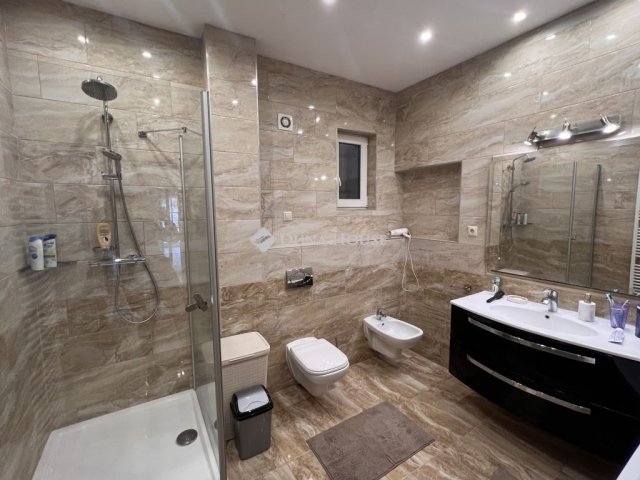 Eladó családi ház, Balatonszemesen 650 M Ft, 11 szobás