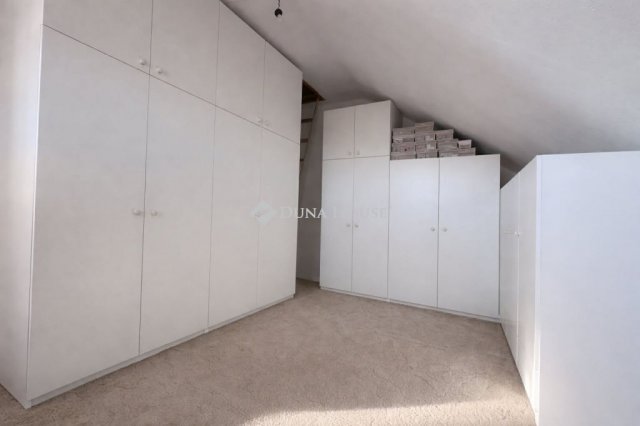 Eladó családi ház, Pécsett 144 M Ft, 5 szobás