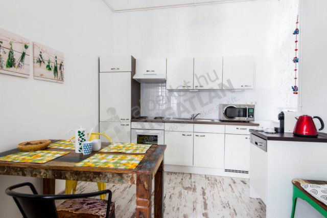 Kiadó téglalakás, albérlet, VI. kerületben, Eötvös utcában