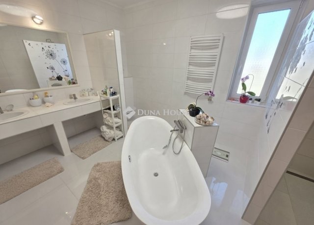 Eladó családi ház, Nagytarcsán 205 M Ft, 6 szobás