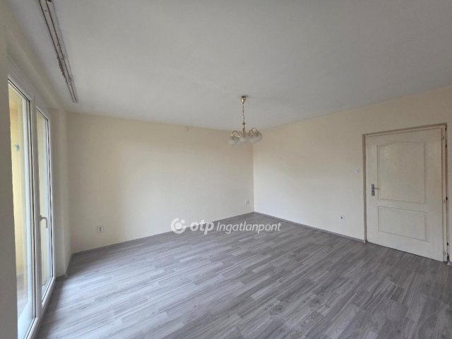 Eladó panellakás, Ajkán 41.59 M Ft, 2 szobás