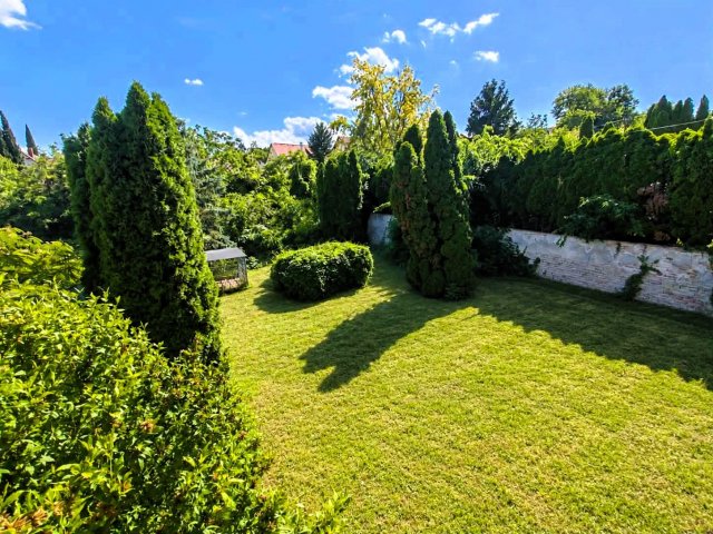 Eladó családi ház, Szekszárdon 112 M Ft, 6+2 szobás