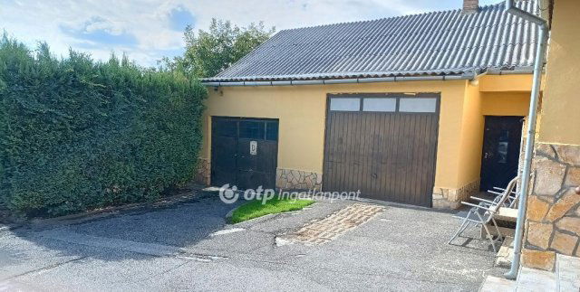 Eladó családi ház, Pécsett 84 M Ft, 3+1 szobás