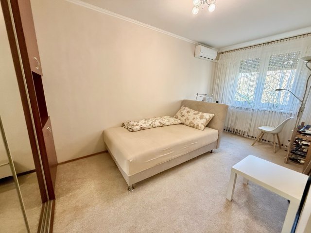 Eladó panellakás, Szegeden 64.9 M Ft, 4 szobás