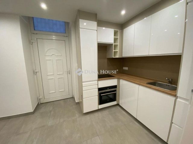 Eladó téglalakás, Budapesten, VI. kerületben 65.9 M Ft, 1 szobás