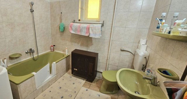 Eladó családi ház, Bogádon 64.99 M Ft, 4 szobás