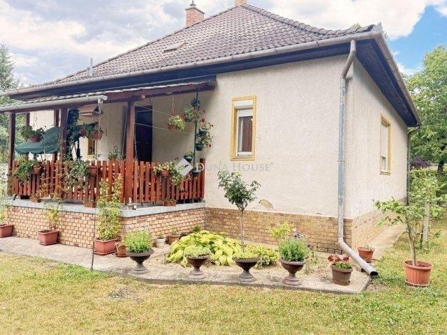 Eladó családi ház, Pécsett 87.9 M Ft, 4 szobás