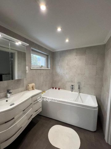 Eladó családi ház, Balatonfüreden 199.999 M Ft, 4+1 szobás