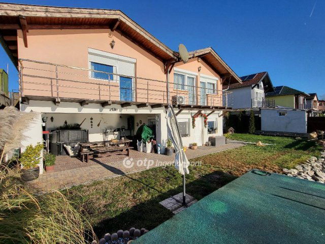 Eladó családi ház, Szigetszentmiklóson 130 M Ft, 3 szobás