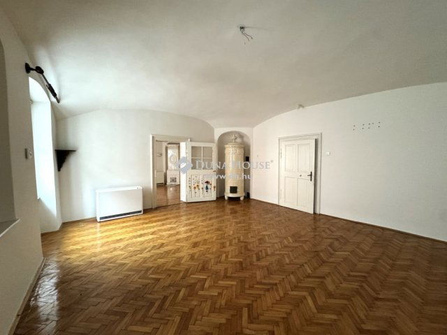 Eladó családi ház, Egerben 218 M Ft, 8 szobás