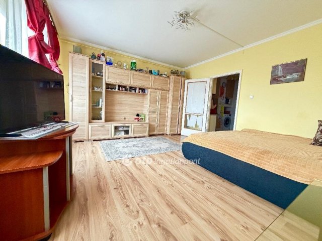 Eladó panellakás, Pápán 31.9 M Ft, 1+1 szobás