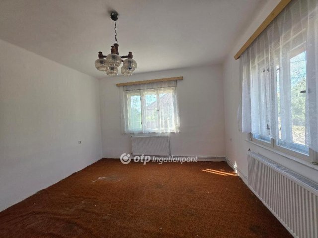 Eladó családi ház, Pápán 39.99 M Ft, 2 szobás