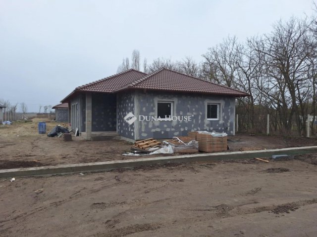 Eladó családi ház, Kiskunlacházán 92.9 M Ft, 4 szobás