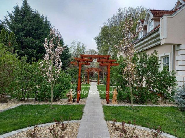 Eladó családi ház, Szadán 350 M Ft, 9+1 szobás