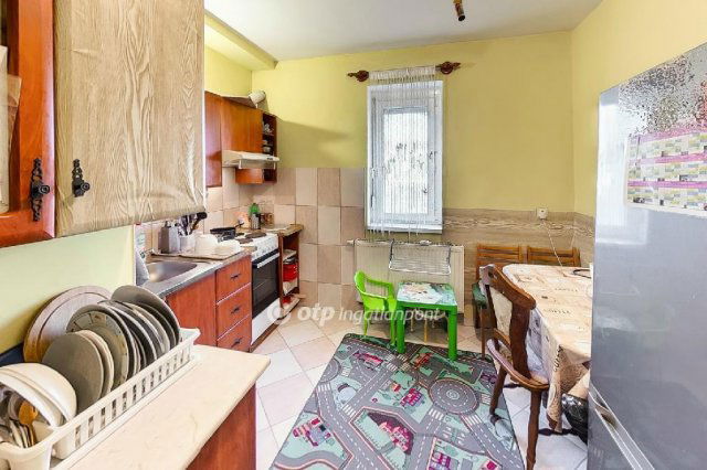 Eladó téglalakás, Oroszlányban 29.5 M Ft, 2+1 szobás