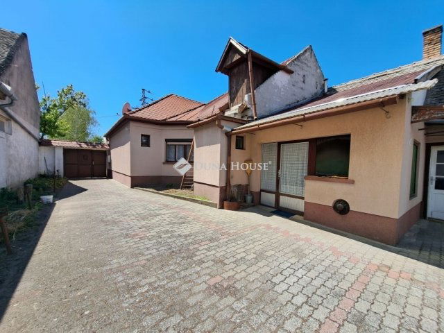 Eladó családi ház, Baján 51.99 M Ft, 5 szobás