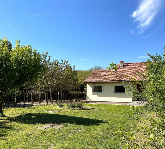 Eladó családi ház, Nyúlon 67.9 M Ft, 2 szobás