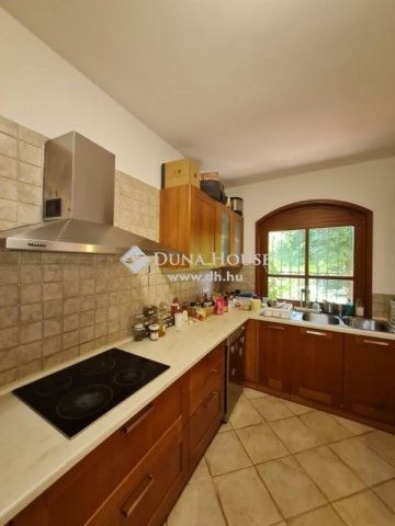 Eladó családi ház, Kesztölcön 118.9 M Ft, 6 szobás