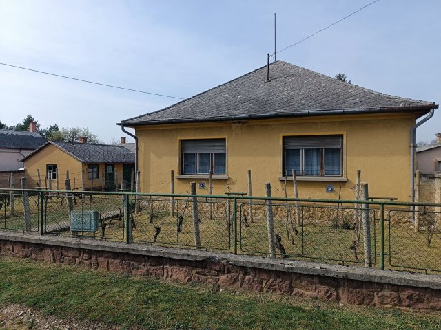 Eladó családi ház, Nyirádon 31.9 M Ft, 2 szobás