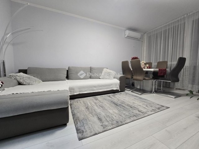 Eladó panellakás, Pécsett 54.9 M Ft, 3 szobás