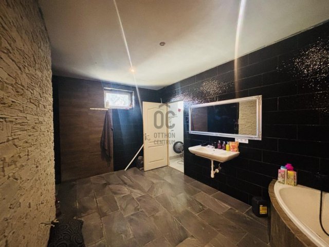 Eladó családi ház, Cegléden 99.9 M Ft, 4 szobás