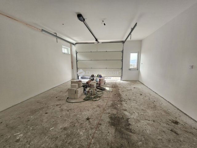 Eladó családi ház, Szentendrén 225 M Ft, 5 szobás