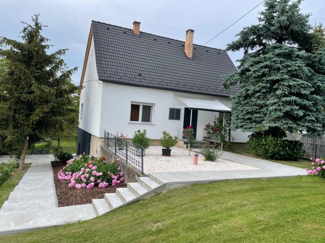 Kiadó családi ház, albérlet, Tatán 300 E Ft / hó, 3 szobás
