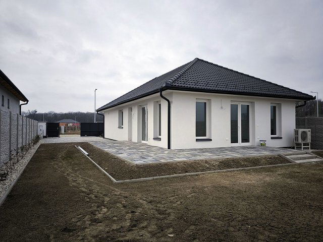 Eladó családi ház, Mosonmagyaróváron 109.9 M Ft, 4 szobás