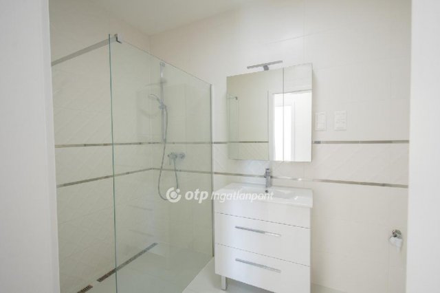 Eladó téglalakás, Balatonkenesén 118 M Ft, 3 szobás