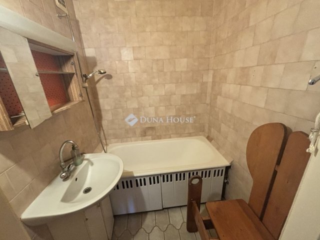 Eladó panellakás, Kecskeméten 62.5 M Ft, 3 szobás