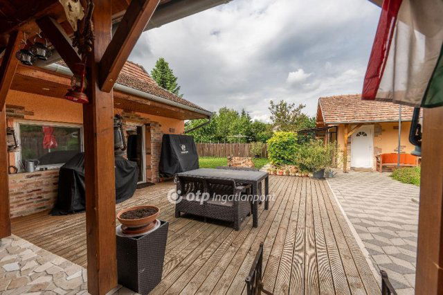 Eladó családi ház, Velencén 179.9 M Ft, 4 szobás