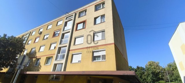 Eladó panellakás, Ajkán 29.9 M Ft, 2 szobás