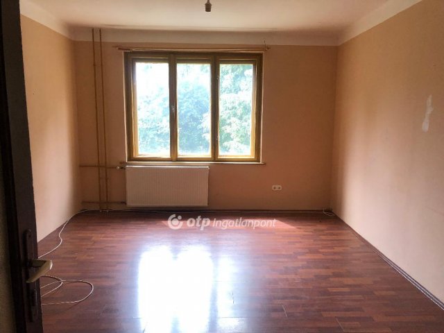 Eladó téglalakás, Ajkán 32.5 M Ft, 2 szobás