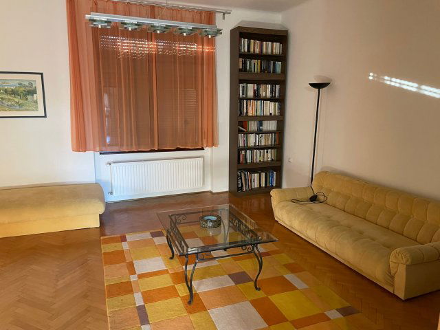 Kiadó téglalakás, albérlet, Pécsett, Sándor utcában, 3 szobás