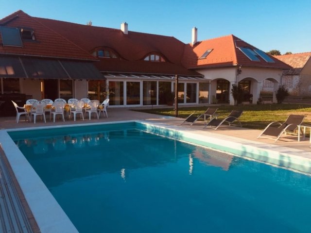 Eladó hotel, Pénzesgyőrön 399 M Ft, 9 szobás